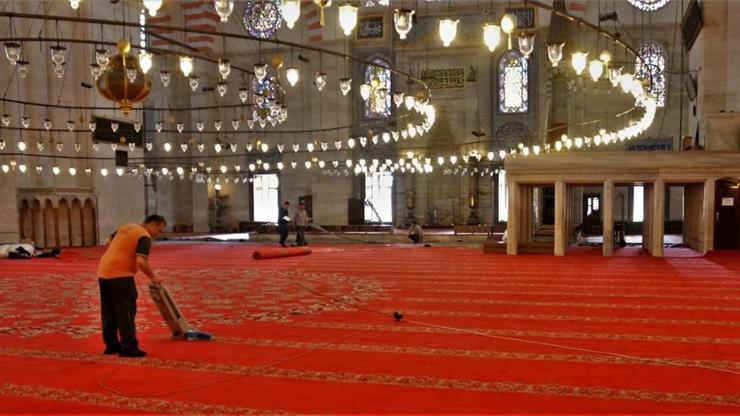 Süleymaniye Camii’nin 3 bin metrekarelik halısı değişiyor
