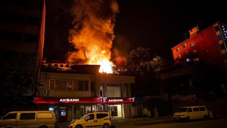 Ankaranın tarihi mahallesinde yangın: 7 ev kül oldu