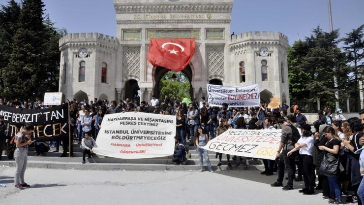 İstanbul Üniversitesinde bölünme protestosu