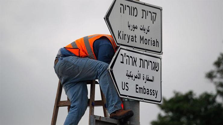 Kudüste caddelere ABD Büyükelçiliği tabelaları asıldı