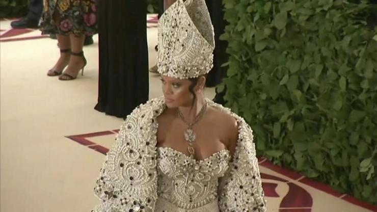 Rihanna, Papa başlığı ile dikkat çekti