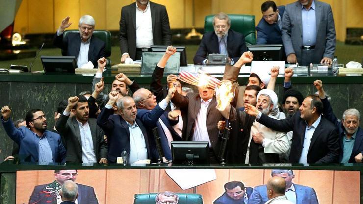 İranda ABDye büyük öfke Mecliste ateşe verdiler