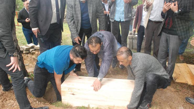 5 kişilik aile tek tabutta bebek mezarına defnedildi