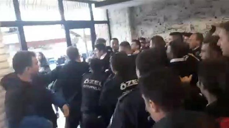 Bölünme protestosunda üniversitelilerle özel güvenlikçiler arasında arbede