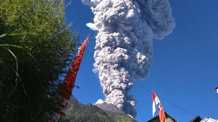 Endonezya’da volkan patladı