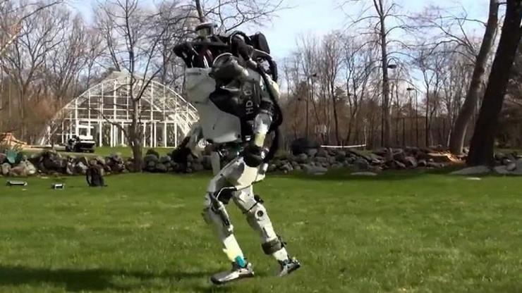 Boston Dynamicsin Atlası ısınma koşusunda