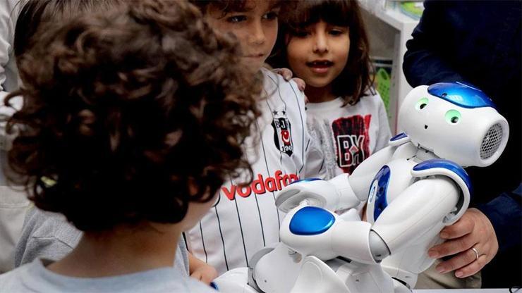 Robot Elias, öğrencilere dil öğretecek