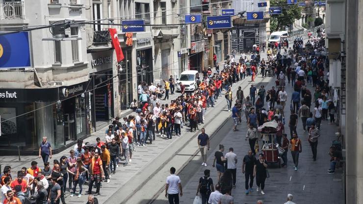 Galatasaraylılar Taksimde uzun kuyruklar oluşturdu