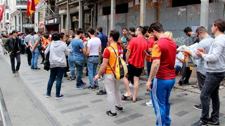 İstiklal Caddesinde metrelerce Galatasaray kuyruğu