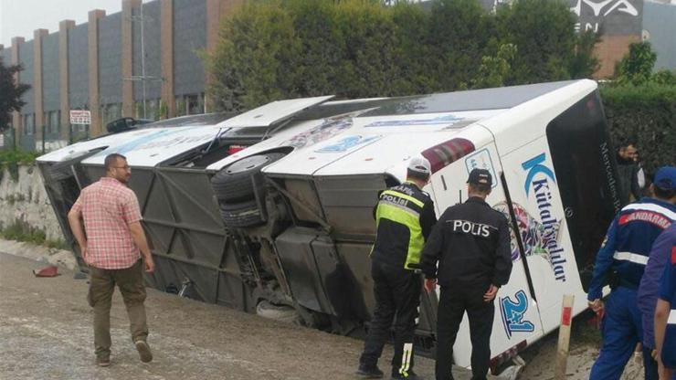Kütahyada yolcu otobüsü devrildi: 2 ölü, 16 yaralı