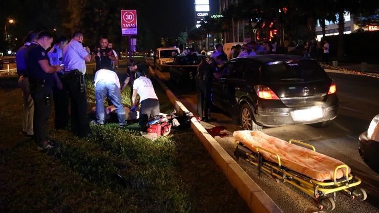 Antalyada bir kişi vuruldu, polis tabancayı incelerken kendini vurdu