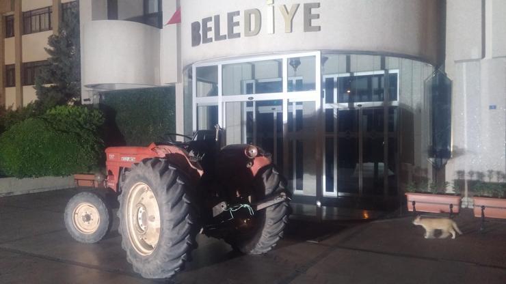 Alkollü muhtar protesto için traktörünü belediyenin kapısına çıkardı