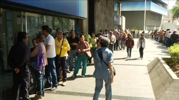 Venezuelada 2 yılda 1 milyon kişi ülkeyi terk etti