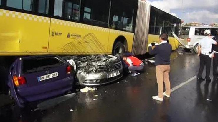 Metrobüsteki şemsiyeli saldırgan hakim karşısına çıktı