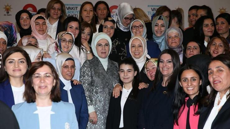 Emine Erdoğan AK Partinin kadın adaylarıyla iftarda buluştu