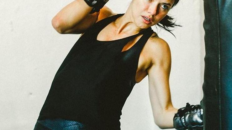 Dünyaca ünlü model Adriana Lima kendisini boksa verdi