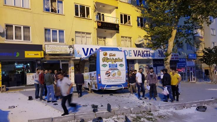 Halk otobüsü AK Partinin seçim bürosuna daldı: 2 yaralı
