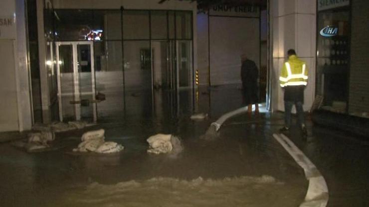 Ankarada iş merkezinin zemin katını sel suları bastı: 37 dükkan sular altında