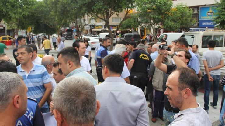 Manisada İYİ Partililer ile zabıtalar arasında arbede