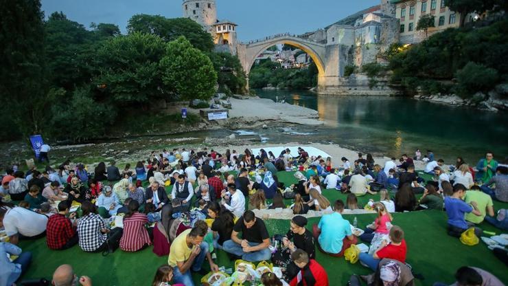 452 yaşındaki tarihi köprünün gölgesinde iftar yemeği