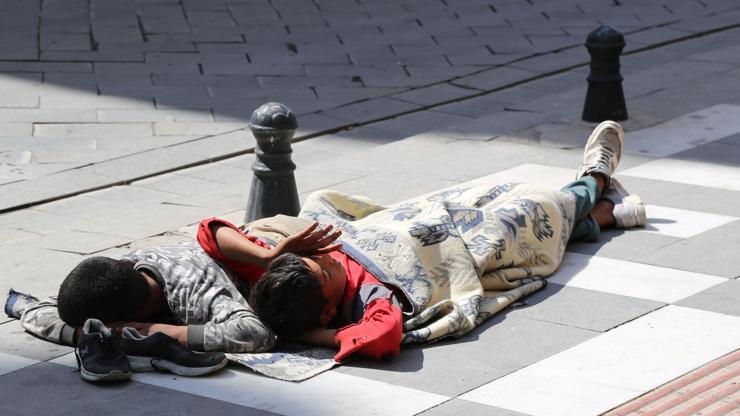 Yürek burkan görüntü: Gece mendil satıp gündüz kaldırımda uyudular
