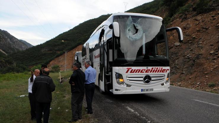 Dağdan kopan kaya, yolcu otobüsünün üstüne düştü