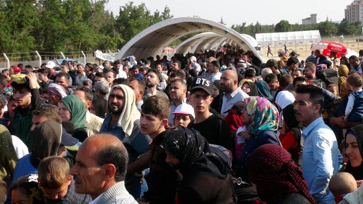 Bayram tatiline giden Suriyeliler sınırda izdihama yol açtı