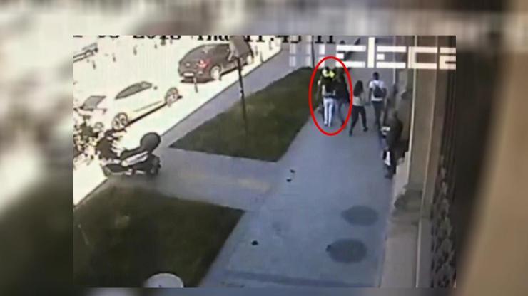 Taksimde yürüyen kadına saldırdı