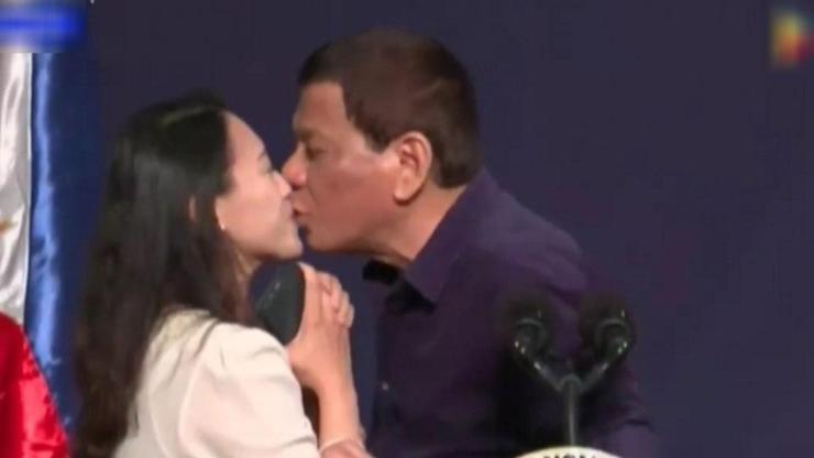 İşçi kadını sahnede dudaklarından öpen Rodrigo Duterteye tepki