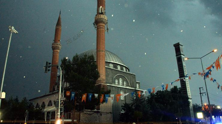 Diyarbakırda yıldırım düşen caminin minaresi, yıkıldı