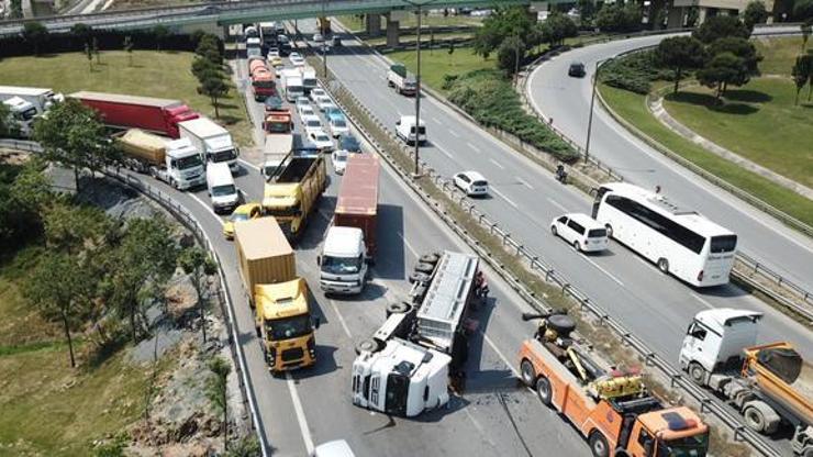 Basın Ekspres yolunda TIR devrildi: 2 şerit trafiğe kapandı