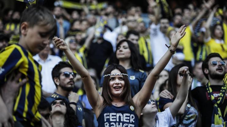 Fenerbahçe taraftarı şov yaptı