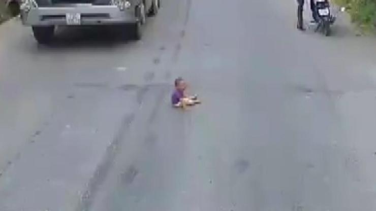 Yola çıkan küçük çocuk ölümden döndü