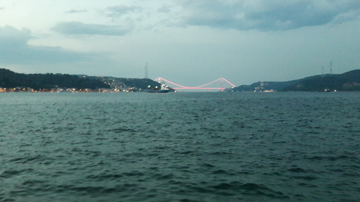 İstanbul Boğazında korkulu anlar: Arızalanan gemi sahile demirledi