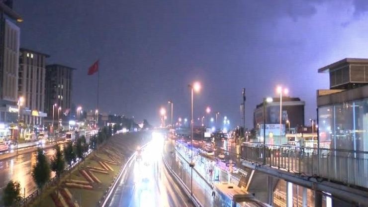 İstanbulda geceyi şimşekler aydınlattı