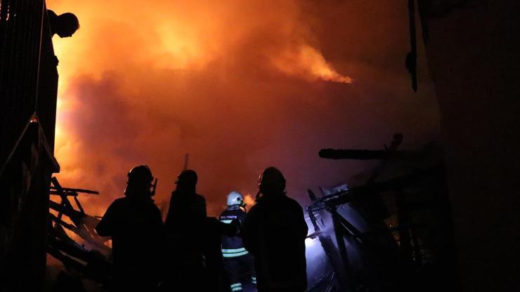 Boluda büyük yangın: İki katlı 3 ev kül oldu