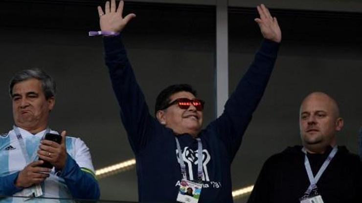 Statta puro içen Maradona özür diledi