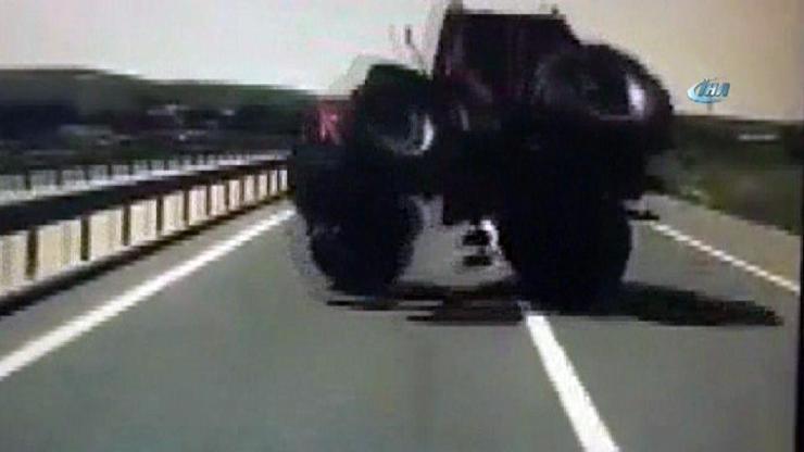 Traktör ile otobüsün karıştığı kaza kamerada