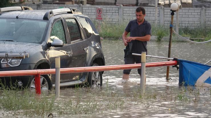 Karabük’te yollar göle döndü, kaya parçaları yola düştü