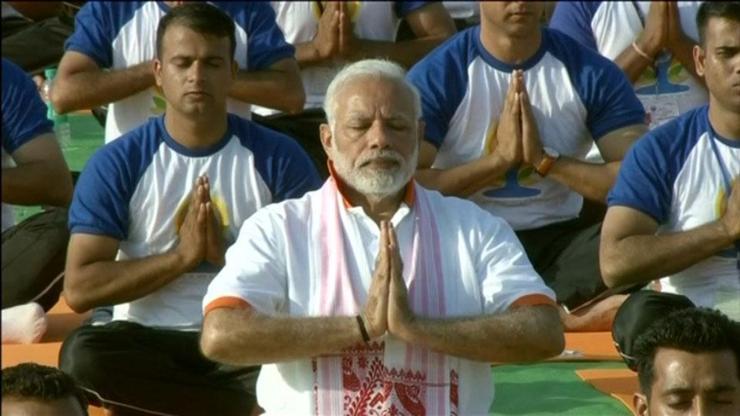 Hindistan Başbakanı 50 bin kişiyle yoga yaptı