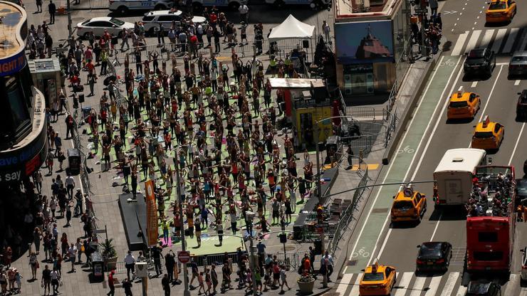 Dünya Yoga Gününde yüzlerce kişi Times Meydanında