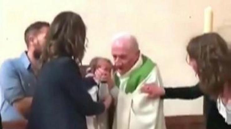 Papaz, vaftiz töreninde bebeğe tokat attı