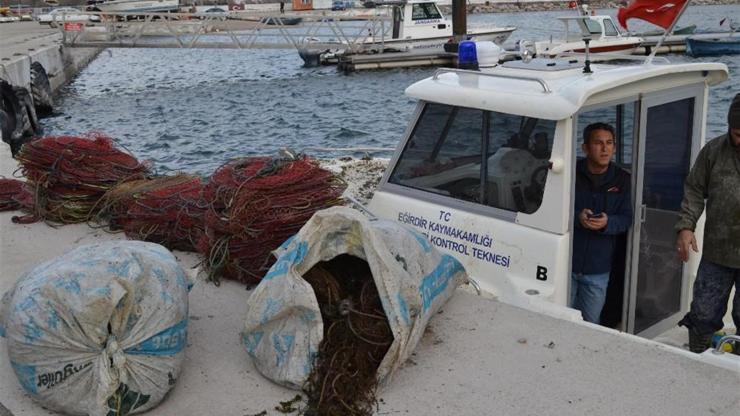 Eğirdir Gölü’nde kaçak avlanan 78 ton kerevitin yarısı canlı kurtarıldı