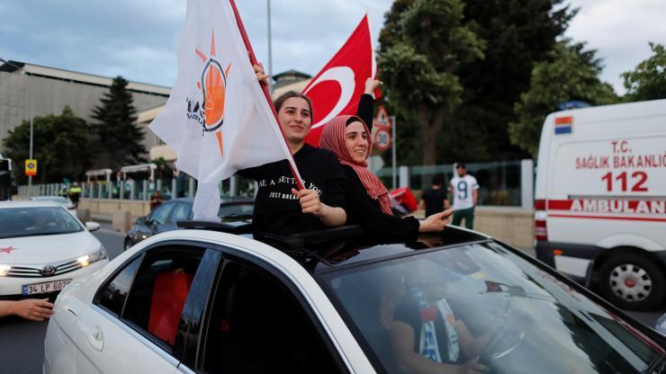 AK Partililer ilk seçim sonuçlarının ardından sokaklara döküldü