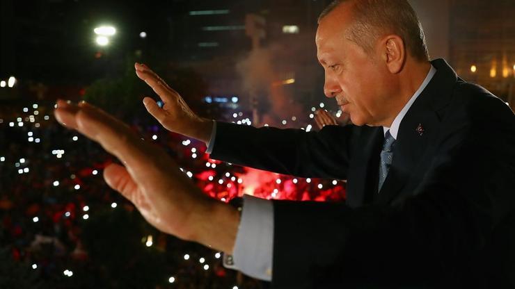 Erdoğan balkondan partilileri böyle selamladı