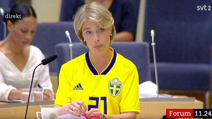 İsveçli Bakan Annika Strandhall meclise Jimmy Durmazın formasıyla gitti