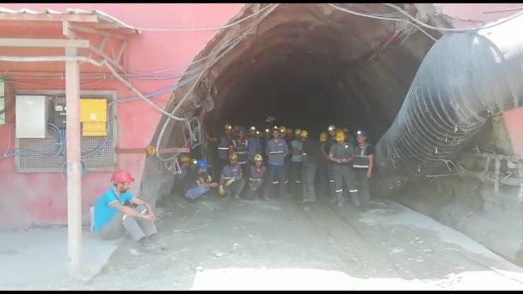 Maaş alamayan maden işçileri kendilerini ocağa kapattı