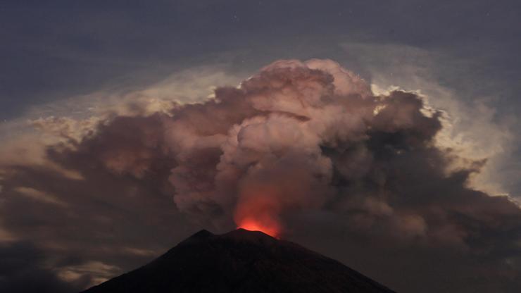 Agung yeniden harekete geçti, kül ve duman püskürtüyor