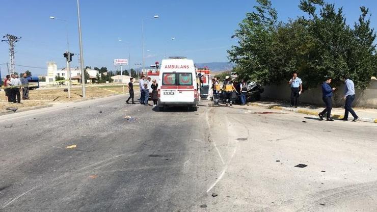 Yolcu otobüsü ile otomobil çarpıştı: 2 ölü, 1 yaralı