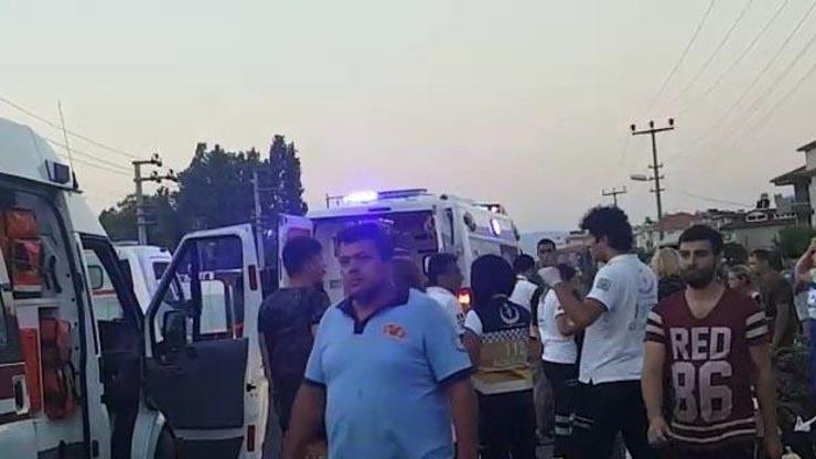Tur minibüsü traktöre çarptı: 6sı turist 8 yaralı
